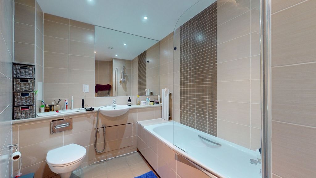 Property photo 3 of 8 A Modern And Well-Maintained Bathroom Suite Featur...