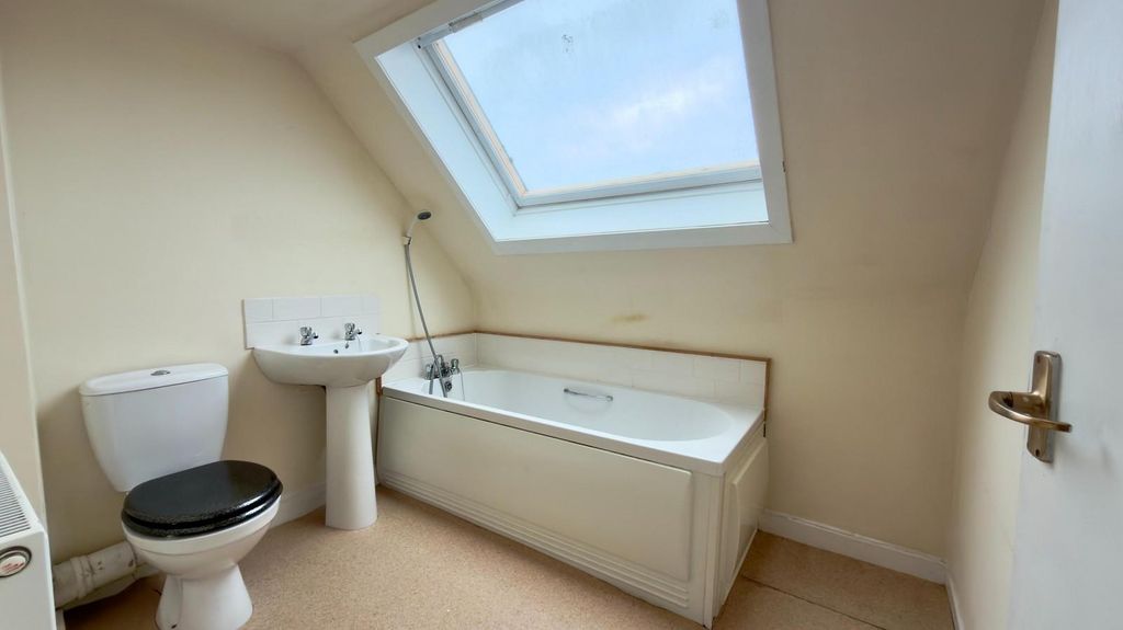 Property photo 2 of 11 Bathroom