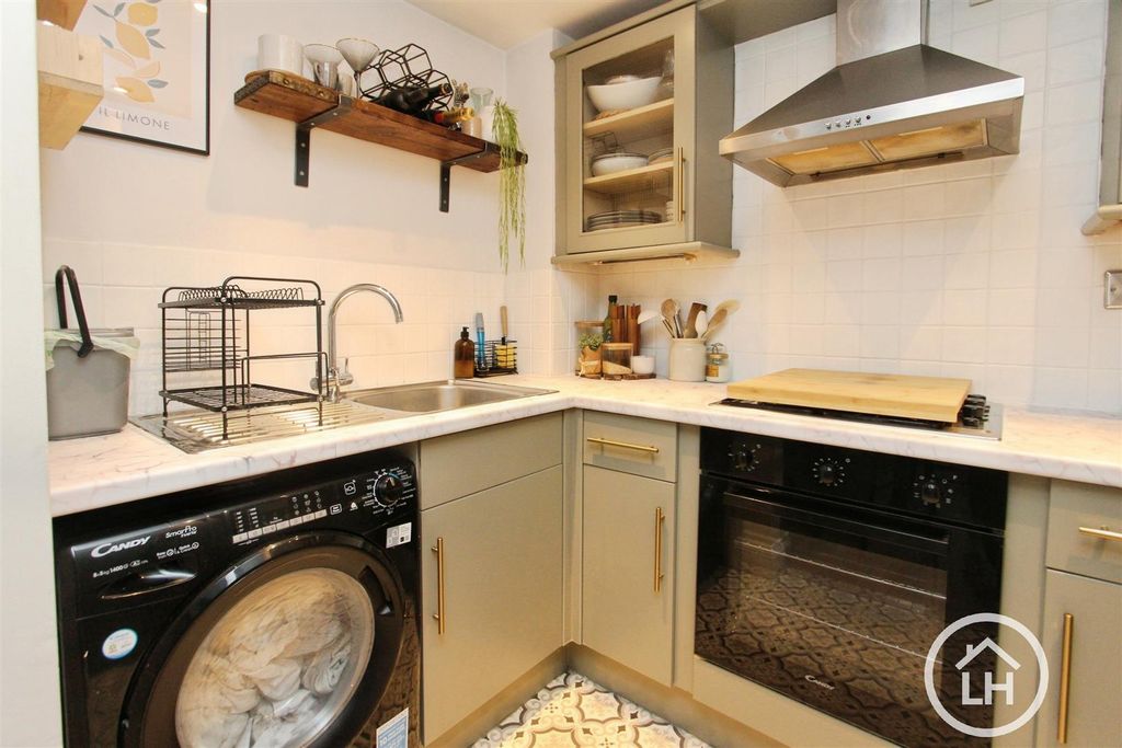Property photo 3 of 12 Kitchen