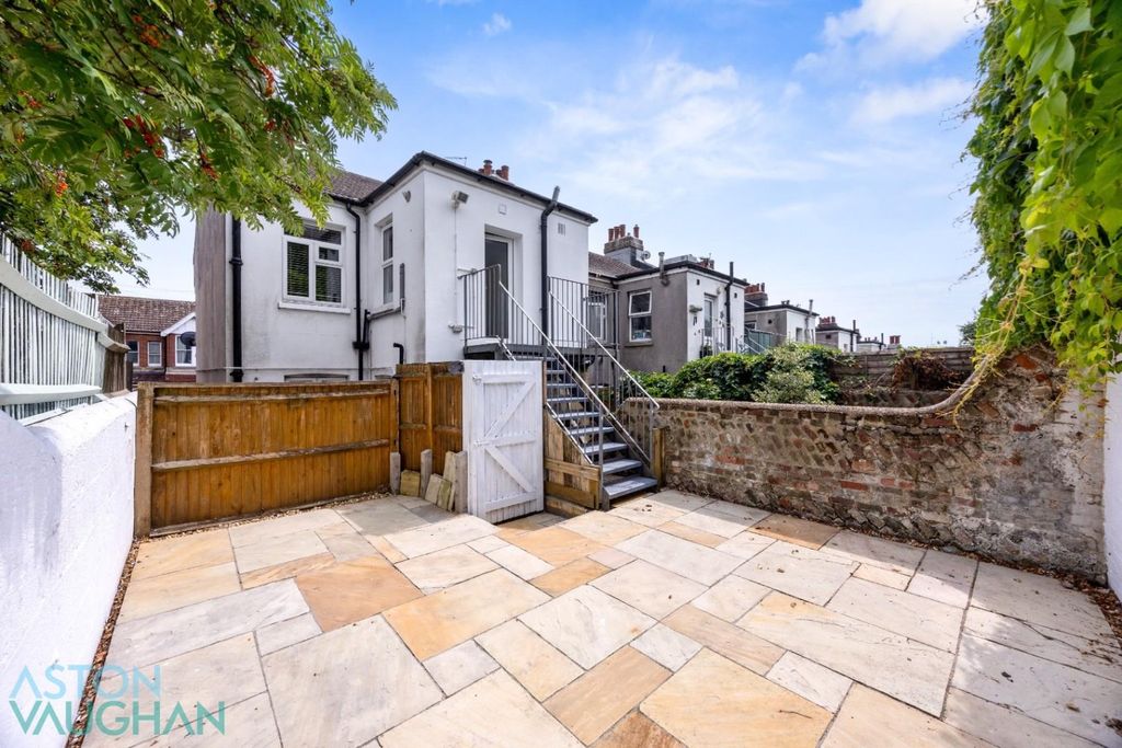 Property photo 2 of 11 4621801