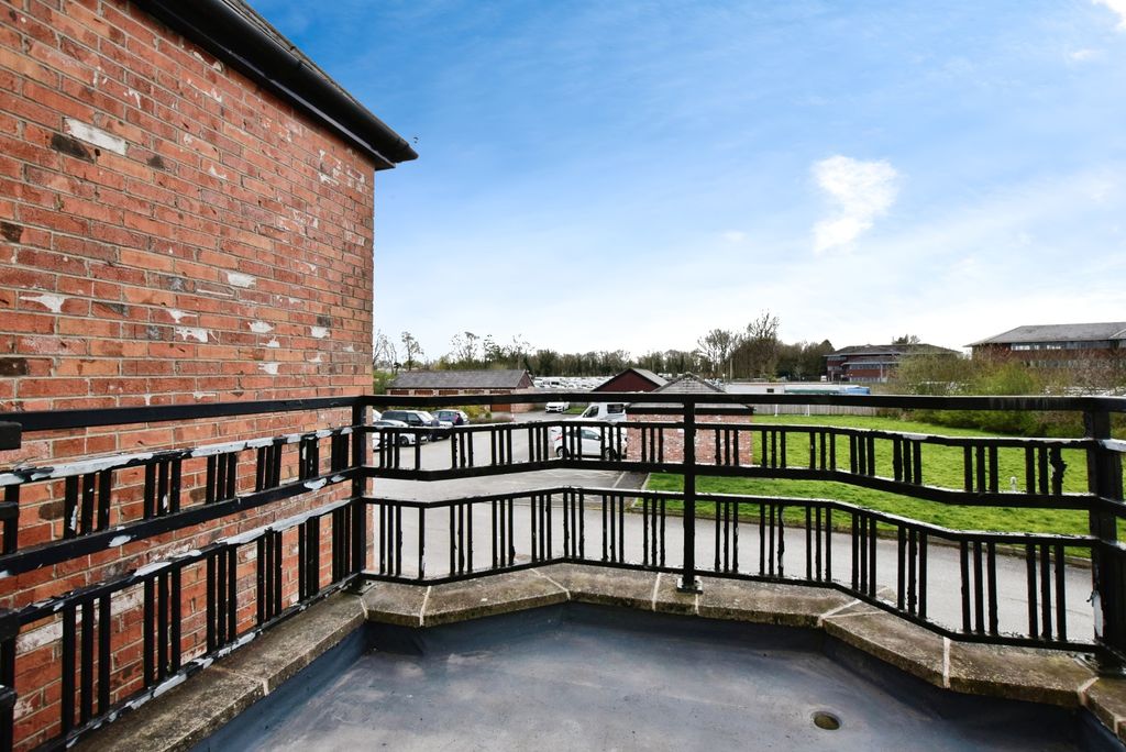 Property photo 2 of 20 Balcony 1