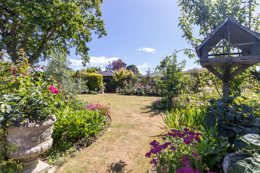 Property photo 2 of 27