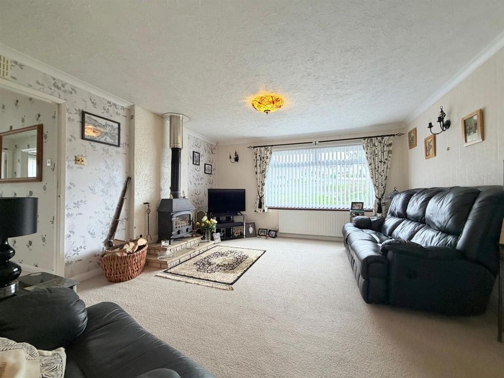 Property photo 3 of 28 Lounge