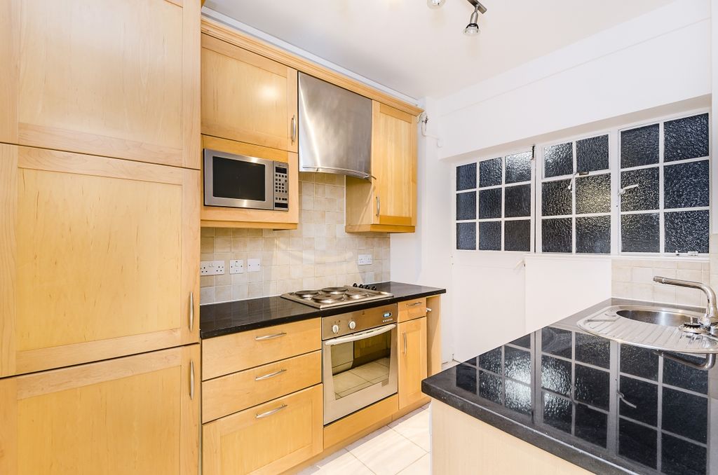 Property photo 3 of 10 Kitchen