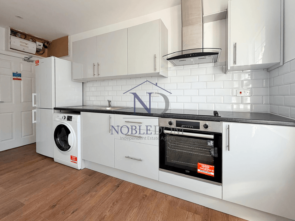 Property photo 1 of 5 Self-Contained Studio Flat In Hounslow