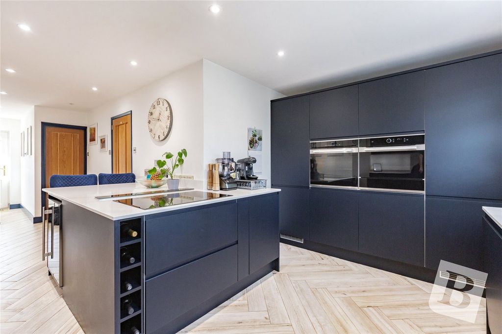 Property photo 3 of 22 Kitchen