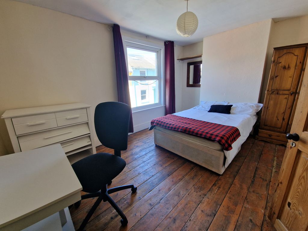 Property photo 1 of 7 Master Room