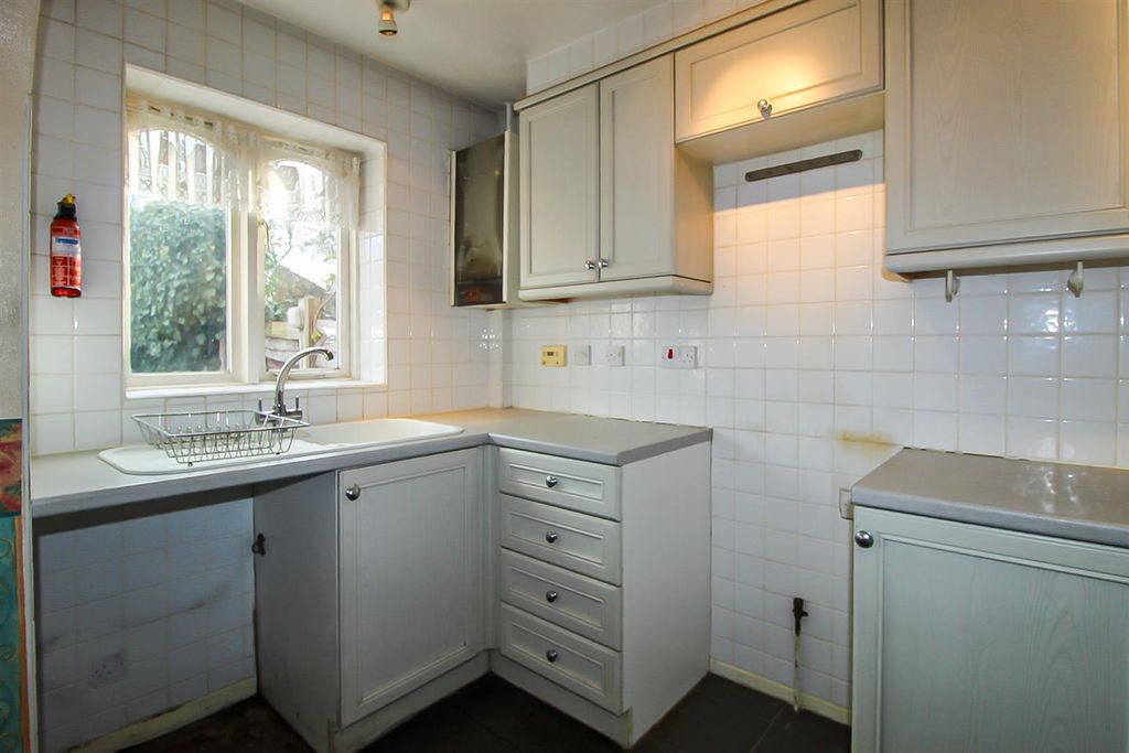 Property photo 3 of 10 Kitchen