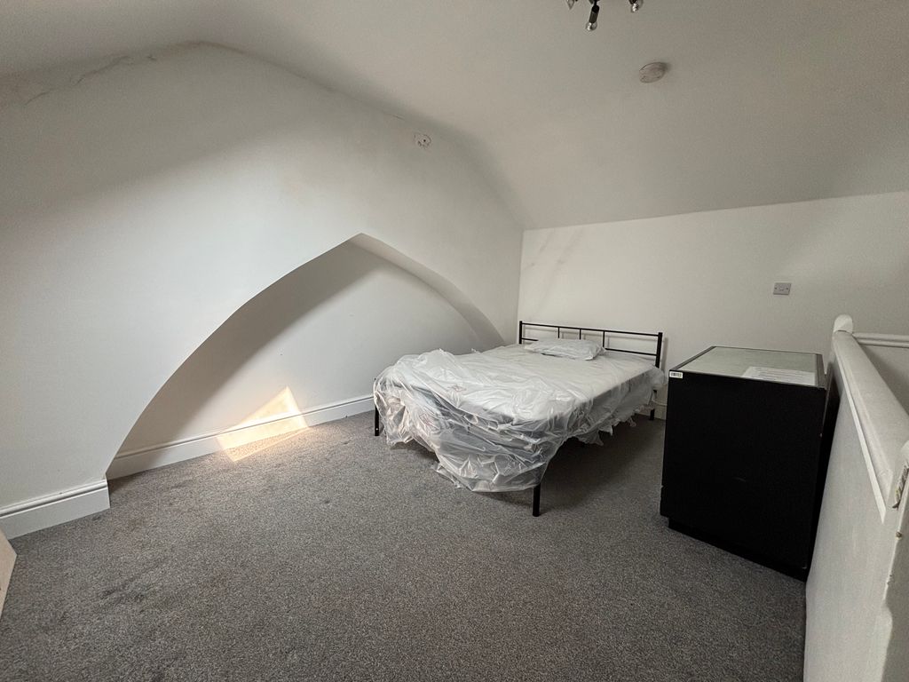 Property photo 1 of 10 Double Bedroom