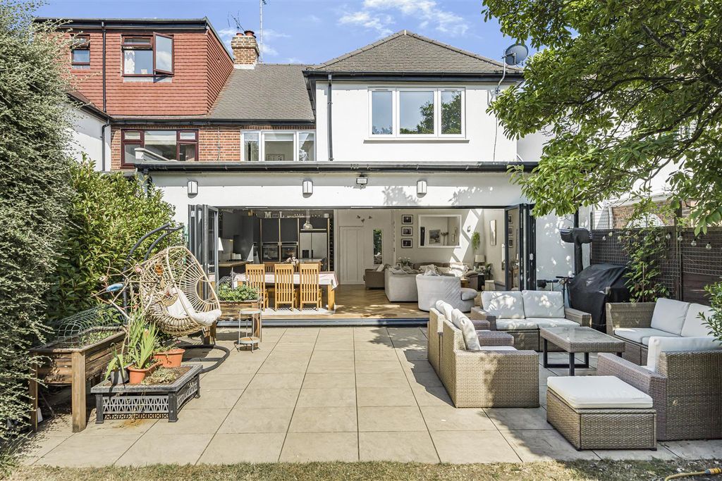 Property photo 3 of 18 10 Lawn Cl, Datchet, Slough Sl3 9Jz25.Jpg
