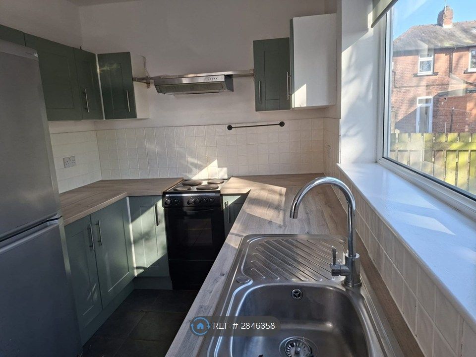 Property photo 3 of 11 Kitchen