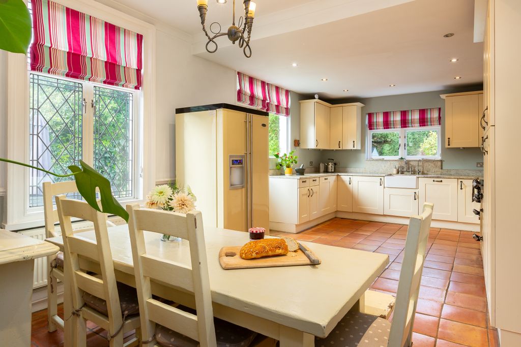 Property photo 2 of 31 Kitchen 