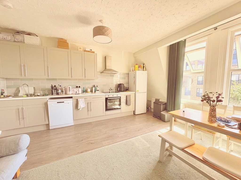 Property photo 1 of 6 2 Bed Flat To Rent Heath Road, Twickenham Tw1