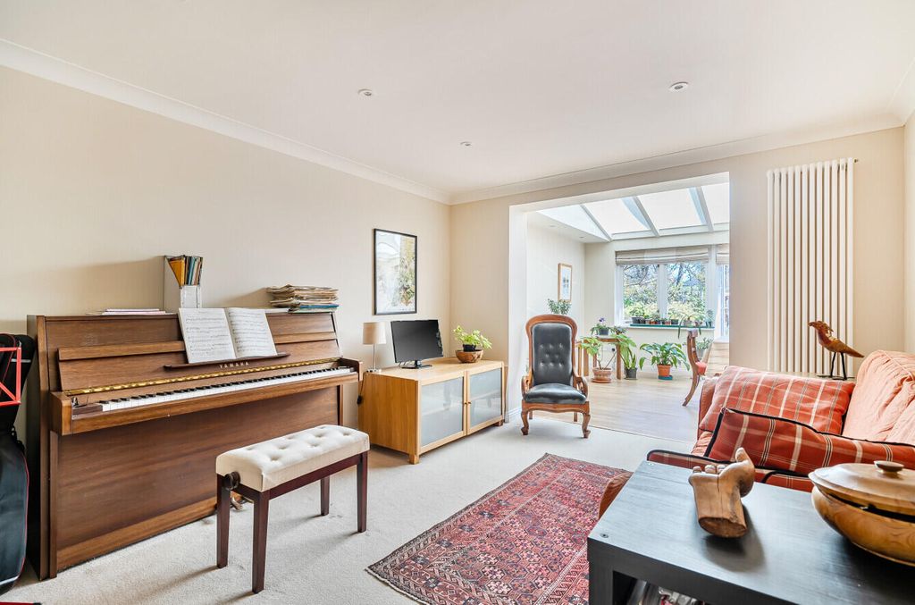 Property photo 2 of 22 Living Room