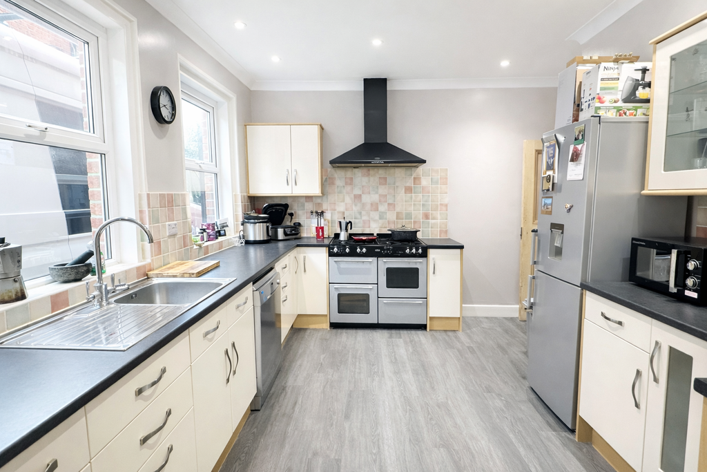 Property photo 3 of 17 Kitchen Pic