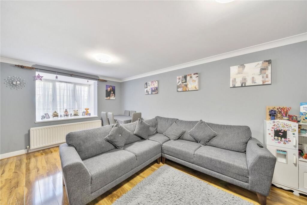 Property photo 3 of 11 Lounge