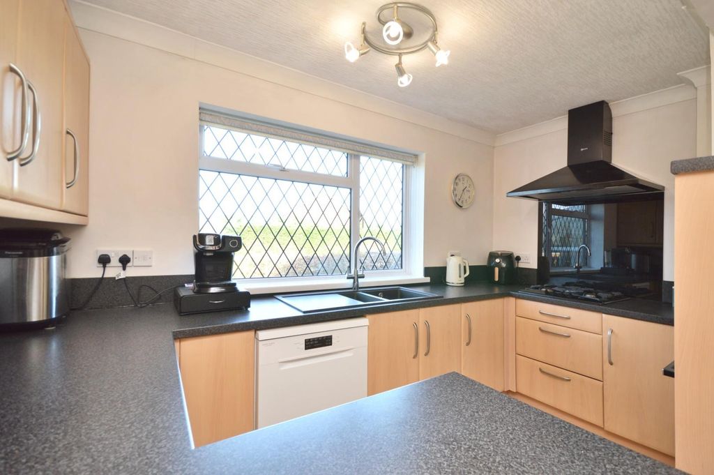 Property photo 3 of 32 Kitchen/Breakfast Room
