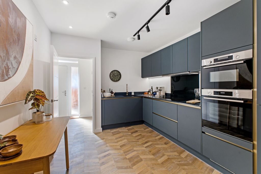 Property photo 2 of 9 Kitchen