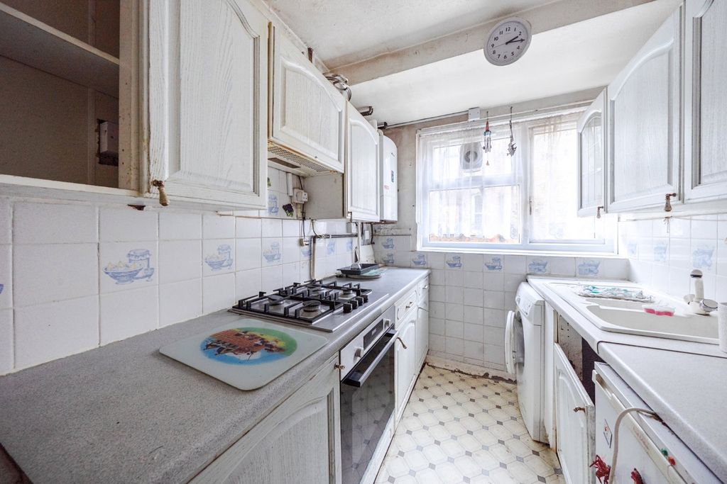 Property photo 3 of 11 Kitchen