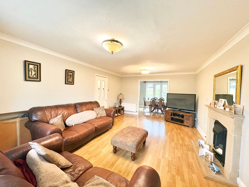 Property photo 3 of 10 Lounge