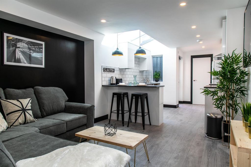 Property photo 2 of 8 46 Dean St Lr-29.Jpg