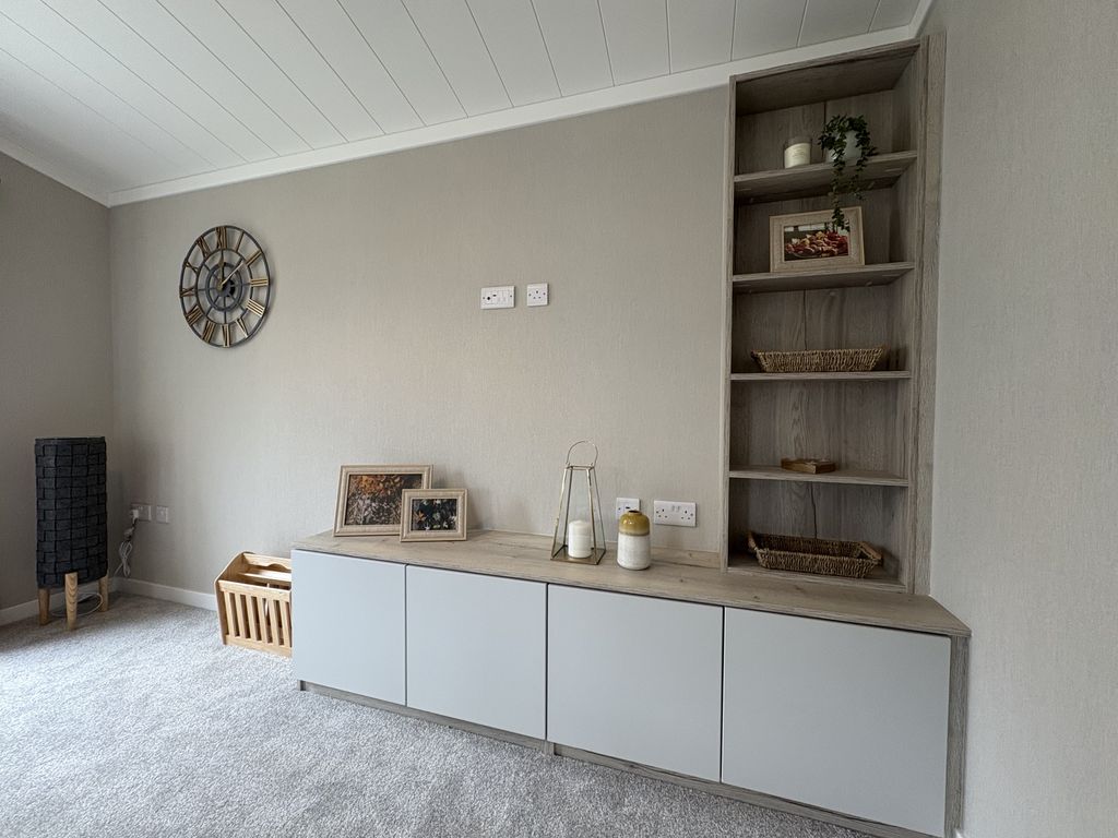 Property photo 3 of 14 Lounge