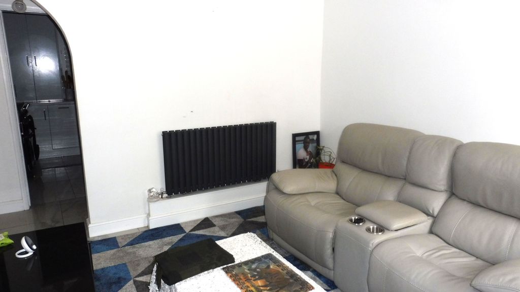 Property photo 2 of 20 Lounge