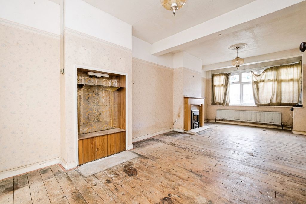 Property photo 3 of 17 Through Lounge