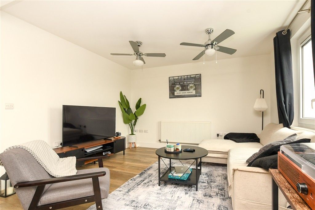 Property photo 3 of 9 Lounge