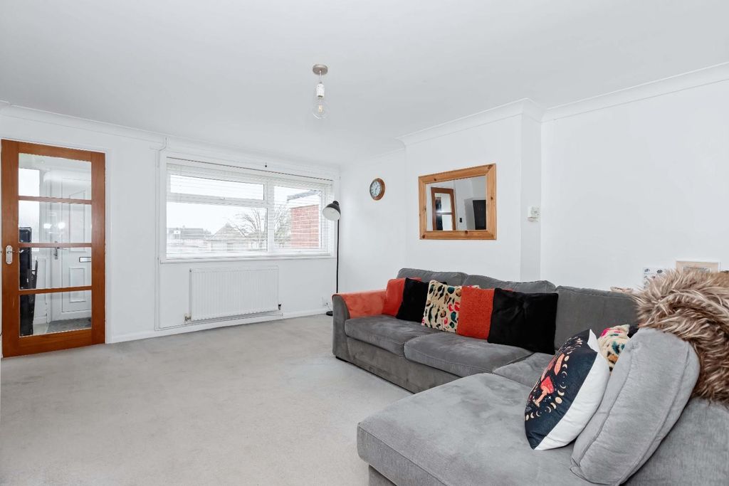 Property photo 3 of 23 Chanctonbury Drive_16.Jpg