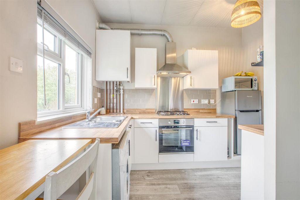 Property photo 2 of 11 5 Malvern Close, Hp13 5Sa-5.Jpg