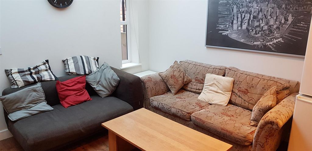 Property photo 2 of 16 Living Room