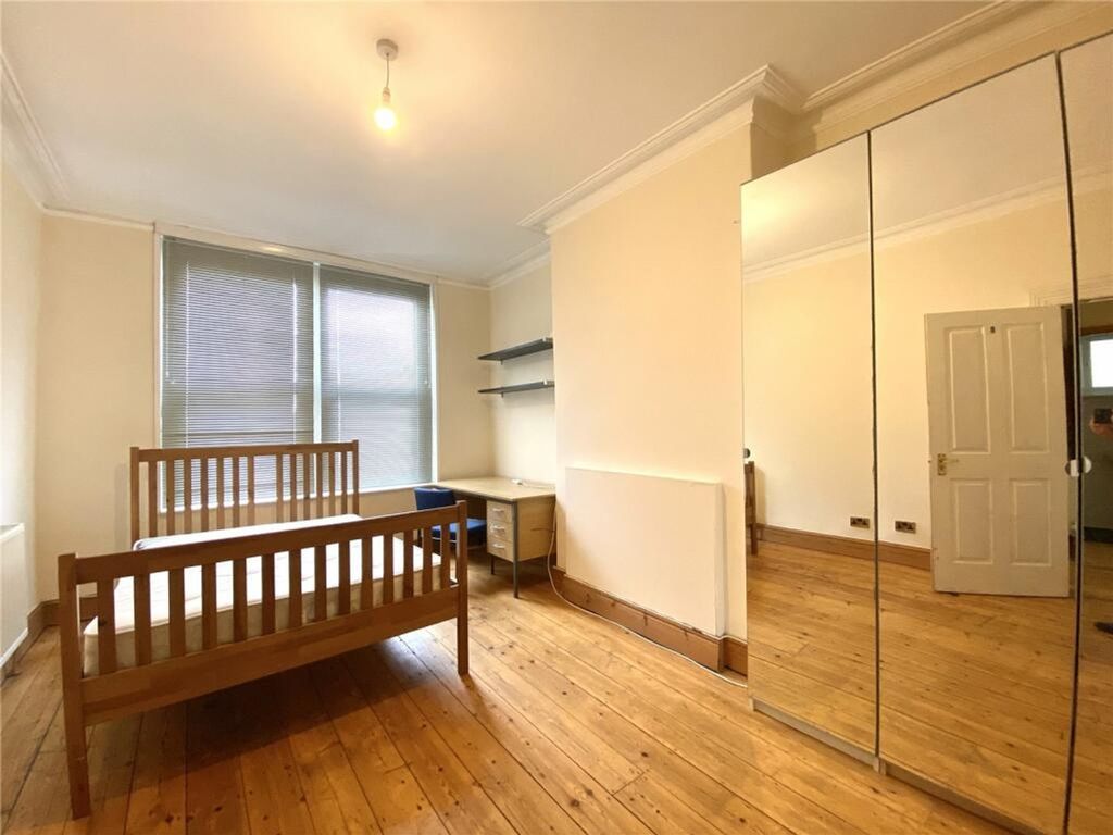 Property photo 3 of 26 A Bright And Spacious Double Bedroom Featuring Lar...