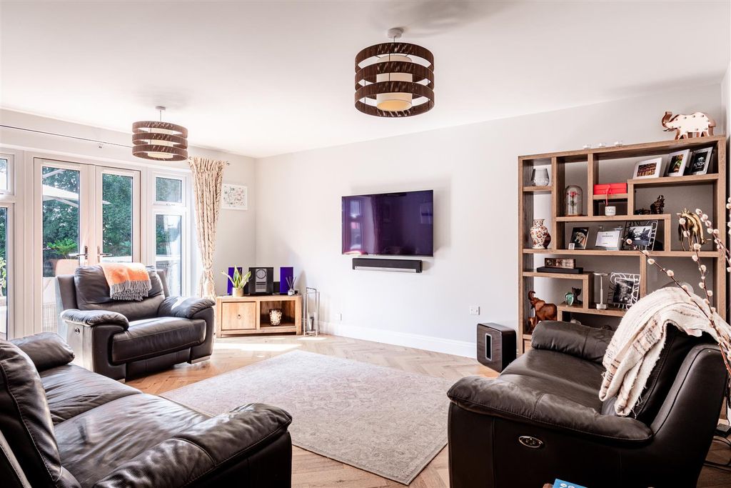 Property photo 2 of 22 2 Pasture Wood Close-3.Jpg