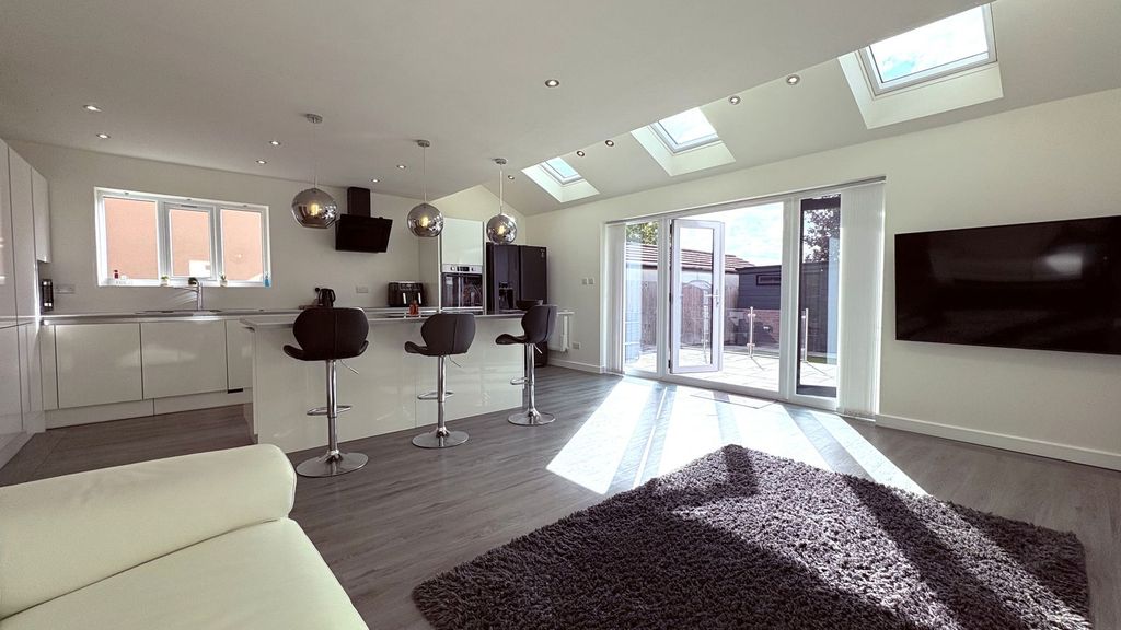 Property photo 1 of 32