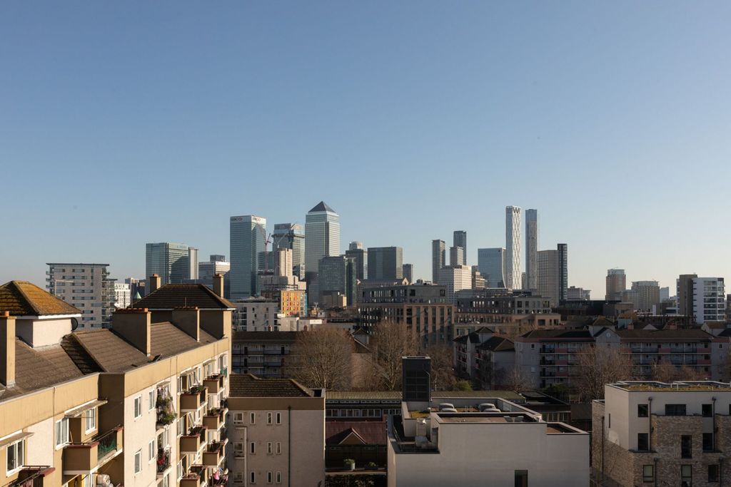 Property photo 3 of 17 Duesbury House E3