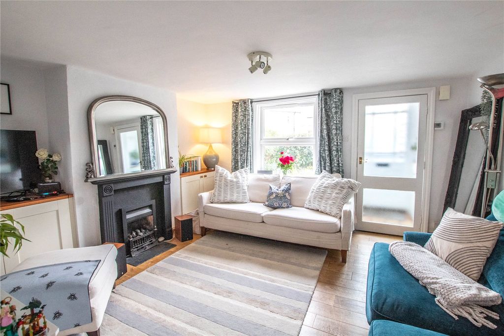 Property photo 3 of 17 Sitting Room.