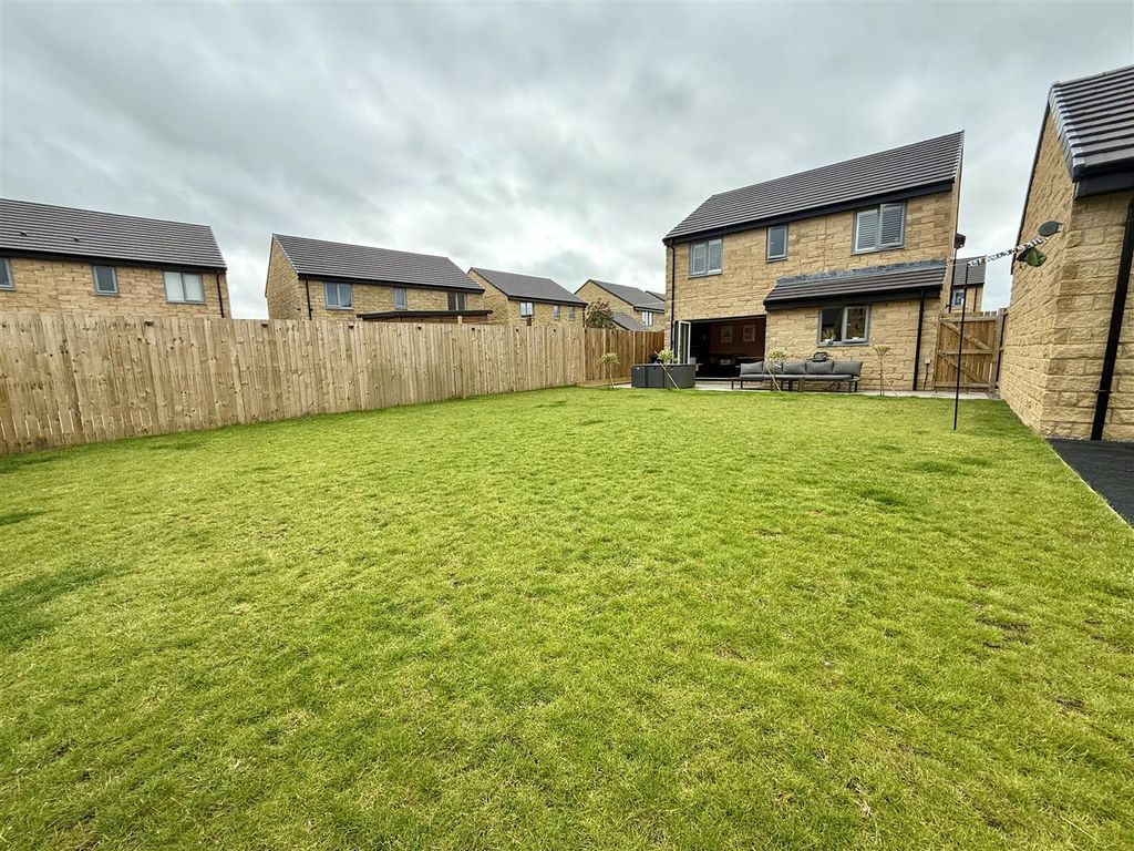 Property photo 3 of 17 Externally