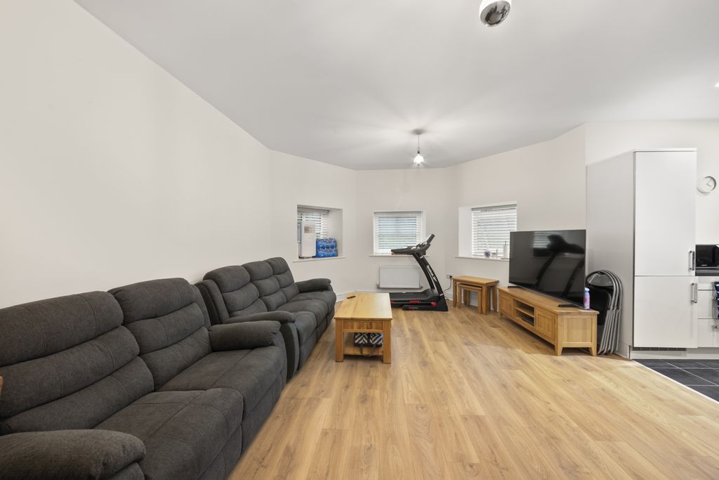 Property photo 3 of 9 Photo 4