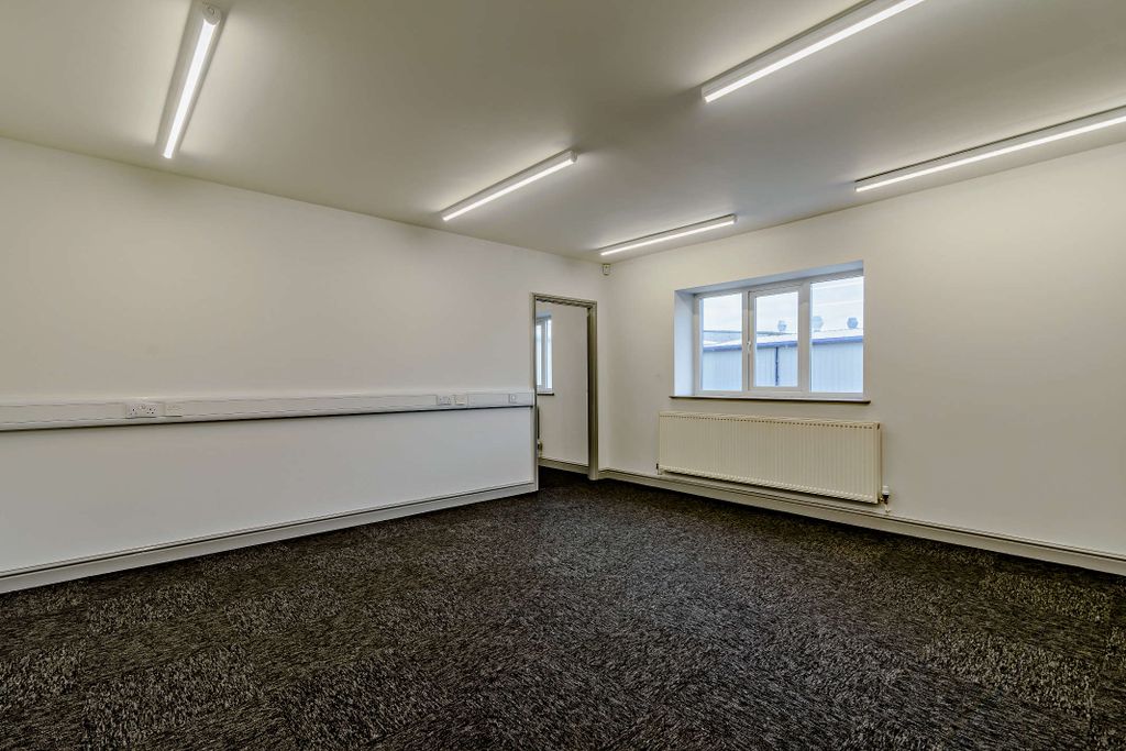 Property photo 3 of 15 8526880-Interior13-800