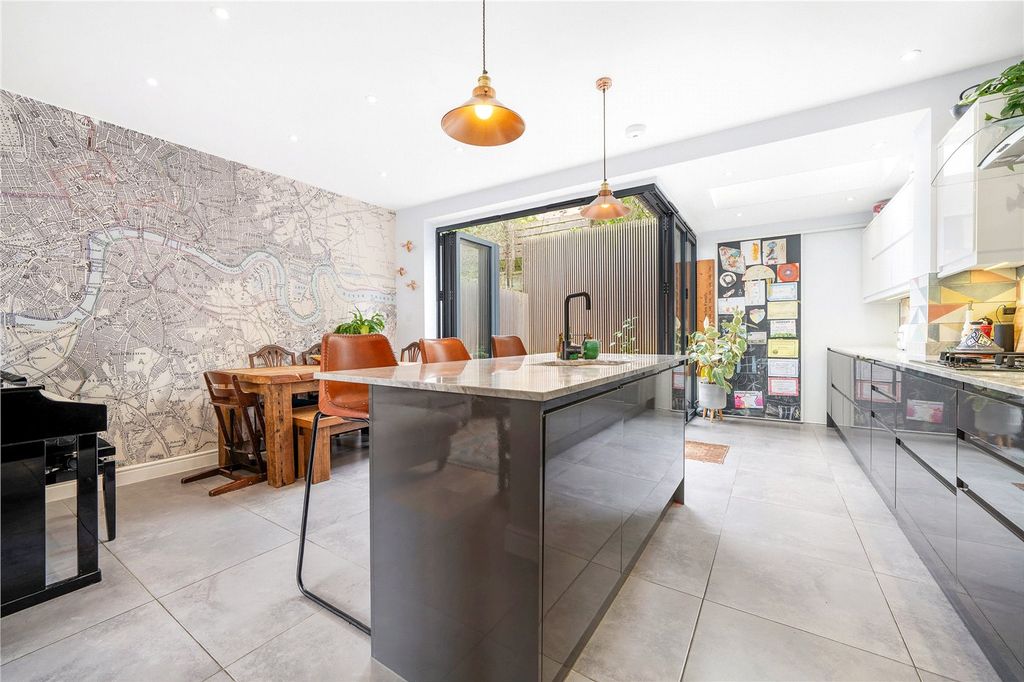 Property photo 3 of 17 Kitchen