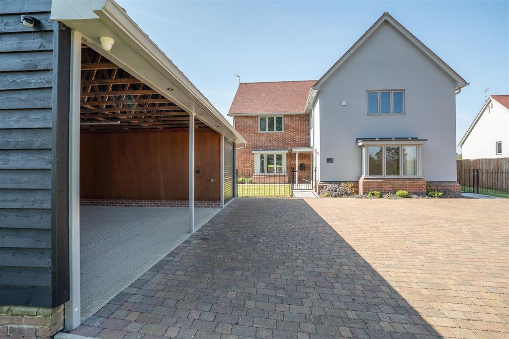 Property photo 1 of 13 Entrance &amp; Driveway