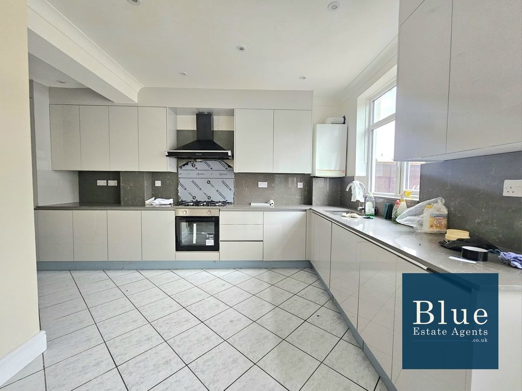 Property photo 3 of 11 Kitchen