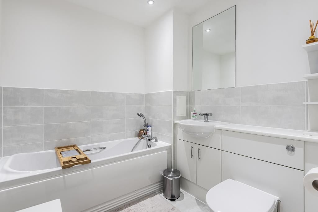 Property photo 2 of 10 Bathroom