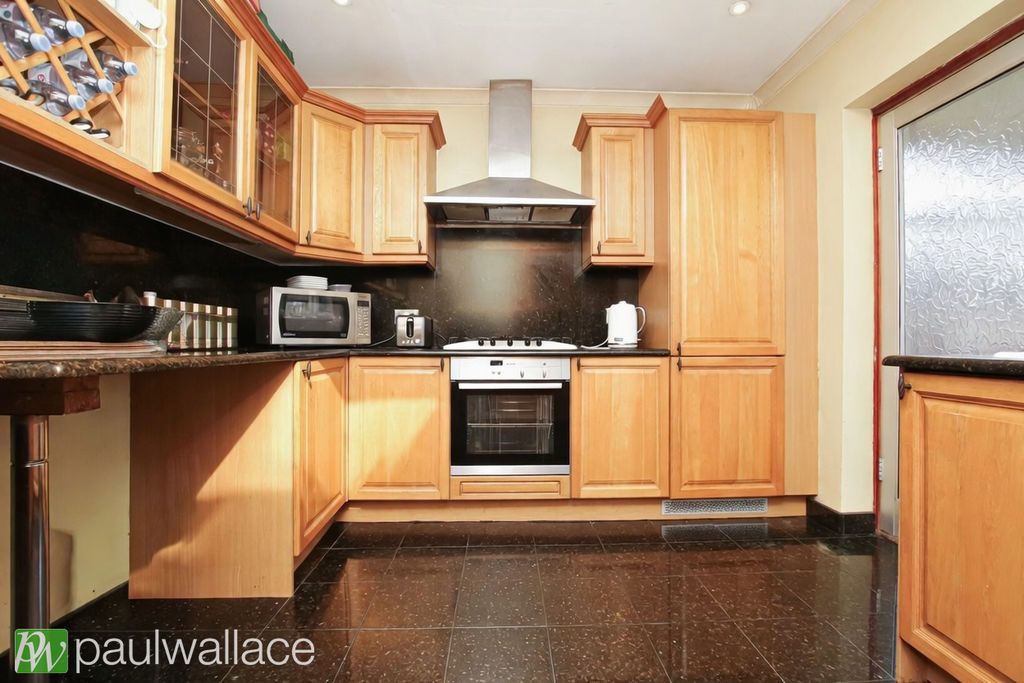 Property photo 3 of 18 Kitchen