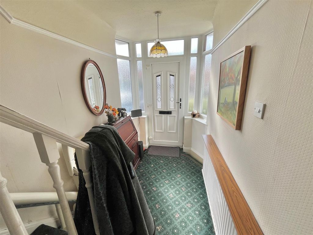 Property photo 2 of 21 Entrance Hall