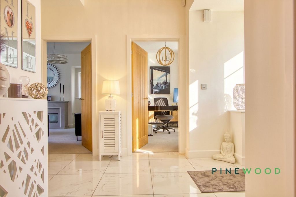 Property photo 2 of 48 Entrance Hall