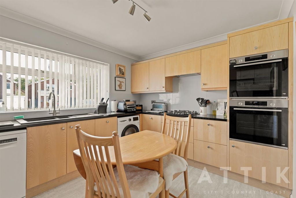 Property photo 3 of 31 Larwood_Way_006.Jpg