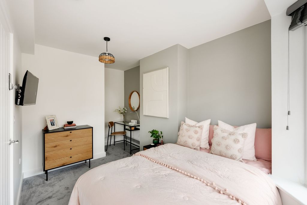 Property photo 2 of 19 A Beautifully Designed Large Double Bedroom With A...