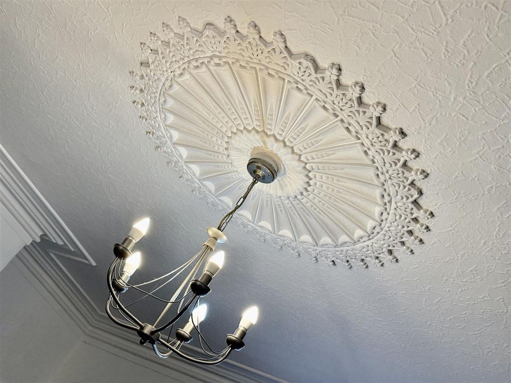 Property photo 3 of 20 Lounge